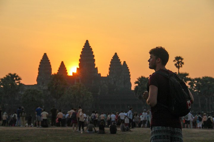 Soloppgang over Angkor Wat-tempelkomplekset i Siem Reap, Kambodsja, med eldgamle ruiner og jungel, foto 12 | wizardtrip