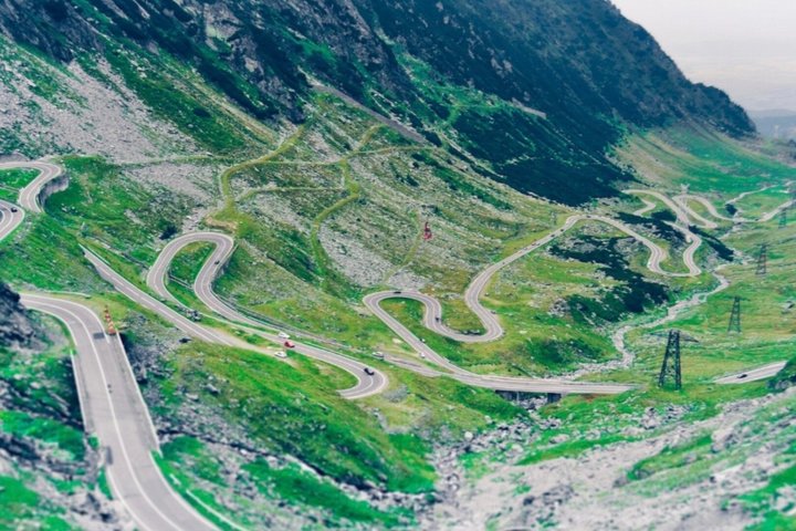 Circuit en minibus en petit groupe sur la pittoresque route Transfăgărășan en Roumanie, avec montagnes, barrages et lacs, photo 10 | wizardtrip