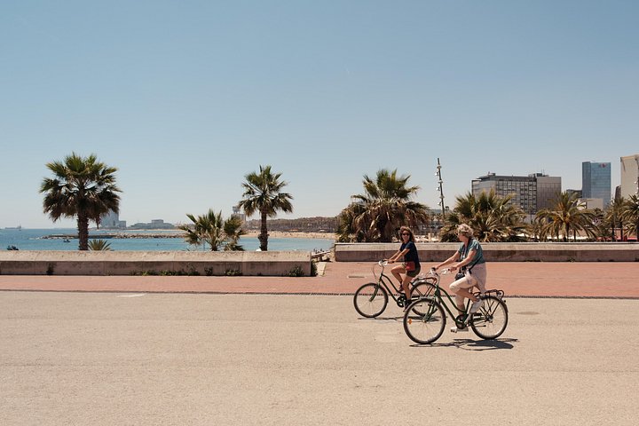 A scenic bike tour through Barcelona's historic streets and along its beautiful coastline, photo 12 | wizardtrip