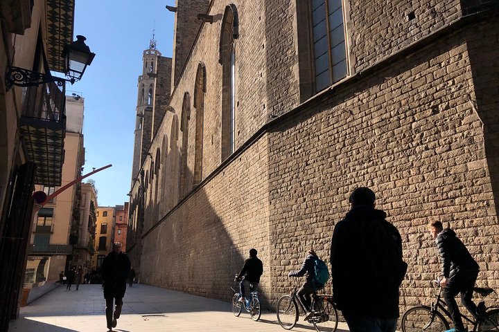 A scenic bike tour through Barcelona's historic streets and along its beautiful coastline, photo 17 | wizardtrip