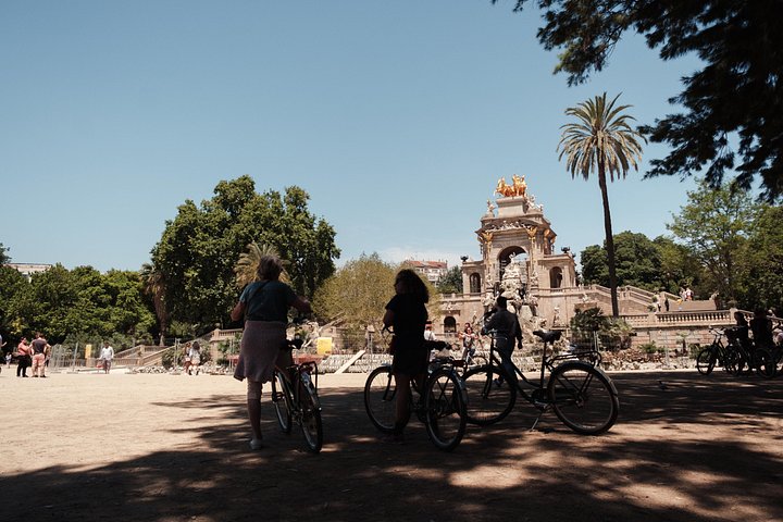 A scenic bike tour through Barcelona's historic streets and along its beautiful coastline, photo 18 | wizardtrip