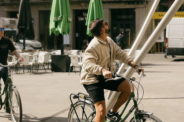A scenic bike tour through Barcelona's historic streets and along its beautiful coastline, photo 34 | wizardtrip