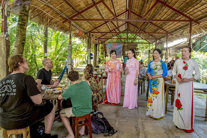 A scenic boat tour through the lush Mekong Delta canals, showcasing local life and tropical landscapes, photo 8 | wizardtrip