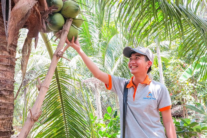 A scenic boat tour through the lush Mekong Delta canals, showcasing local life and tropical landscapes, photo 12 | wizardtrip