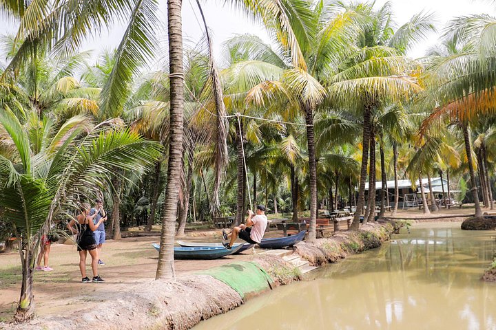 A scenic boat tour through the lush Mekong Delta canals, showcasing local life and tropical landscapes, photo 17 | wizardtrip