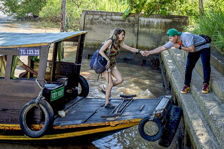A scenic boat tour through the lush Mekong Delta canals, showcasing local life and tropical landscapes, photo 21 | wizardtrip