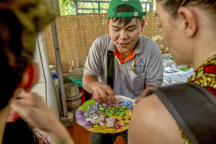 A scenic boat tour through the lush Mekong Delta canals, showcasing local life and tropical landscapes, photo 26 | wizardtrip