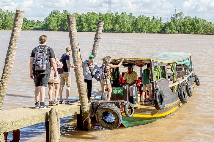 A scenic boat tour through the lush Mekong Delta canals, showcasing local life and tropical landscapes, photo 32 | wizardtrip