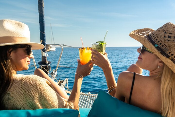 Croisière en catamaran à Majorque en petit groupe avec tapas 4 heures | wizardtrip