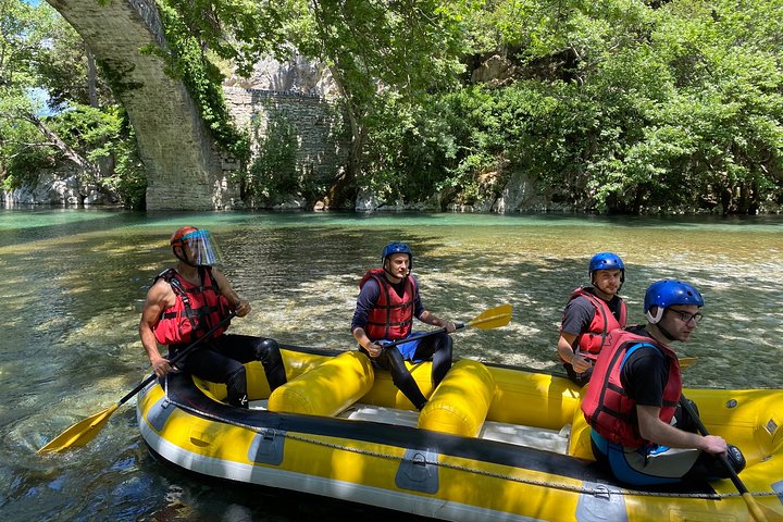 Prova un'emozionante attività di rafting sulle acque pulite del fiume Voidomatis a Zagori, Grecia, foto 11 | wizardtrip
