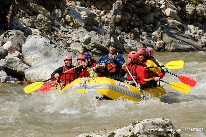 Avventura di rafting sulle rapide del fiume Arachthos in Grecia, con il Ponte di Plaka e una gola panoramica, foto 6 | wizardtrip