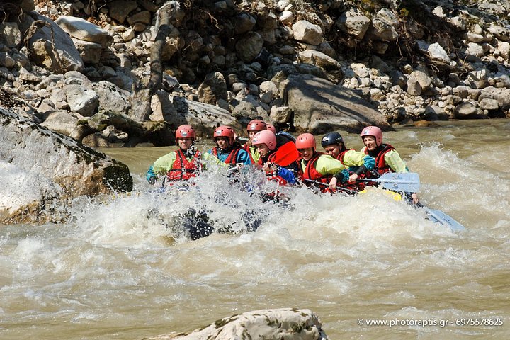 Avventura di rafting sulle rapide del fiume Arachthos in Grecia, con il Ponte di Plaka e una gola panoramica, foto 8 | wizardtrip
