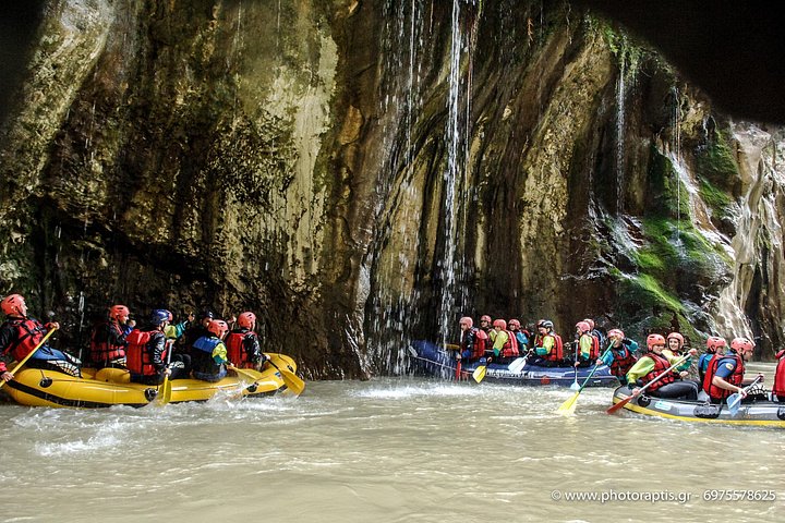 Avventura di rafting sulle rapide del fiume Arachthos in Grecia, con il Ponte di Plaka e una gola panoramica, foto 9 | wizardtrip