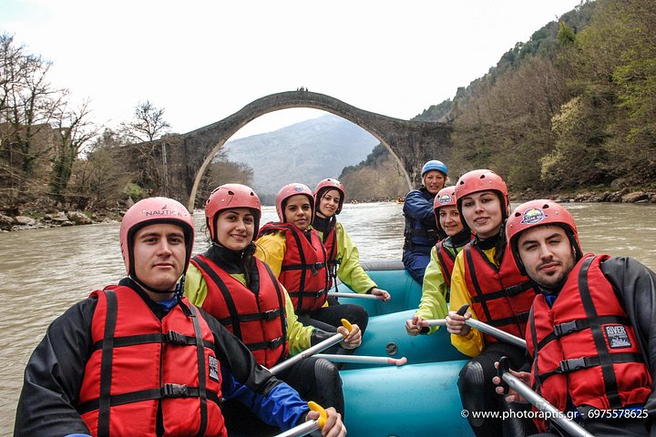 Avventura di rafting sulle rapide del fiume Arachthos in Grecia, con il Ponte di Plaka e una gola panoramica, foto 10 | wizardtrip