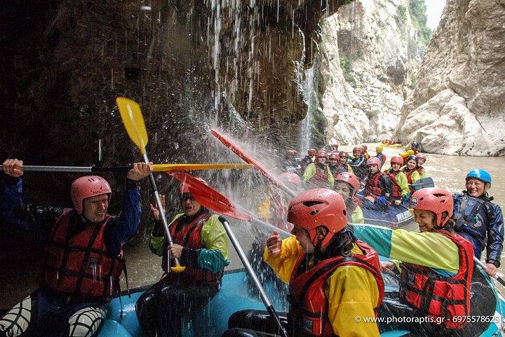 Avventura di rafting sulle rapide del fiume Arachthos in Grecia, con il Ponte di Plaka e una gola panoramica, foto 11 | wizardtrip
