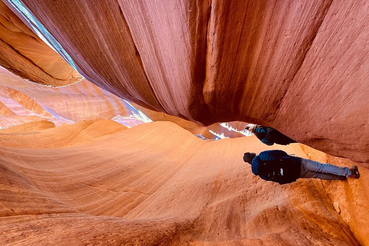 Guidad liten gruppvandring genom den fantastiska Peek-a-Boo Slot Canyon nära Kanab, Utah, foto 17 | wizardtrip
