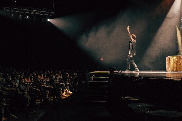 Erleben Sie die Magie von Rezas Edge of Illusion Show in Branson, USA, Foto 22 | wizardtrip