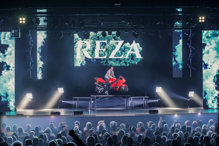 Erleben Sie die Magie von Rezas Edge of Illusion Show in Branson, USA, Foto 26 | wizardtrip