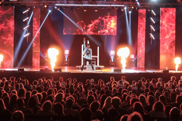 Erleben Sie die Magie von Rezas Edge of Illusion Show in Branson, USA, Foto 29 | wizardtrip