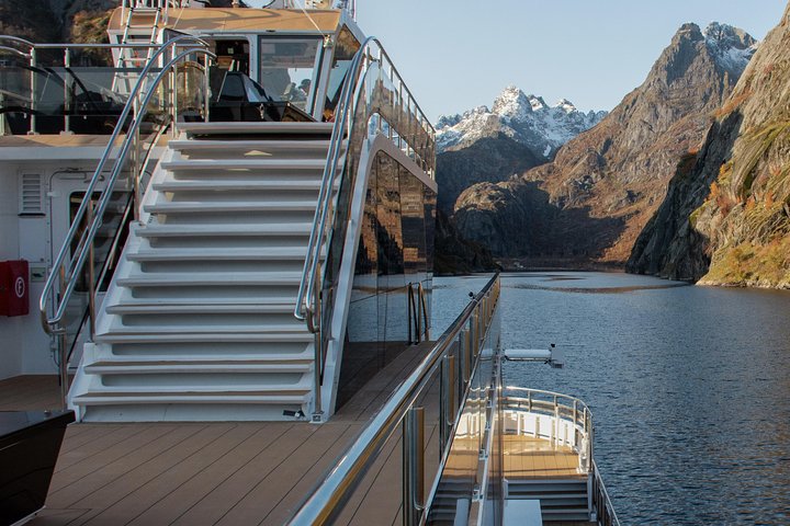 Croisière silencieuse à travers le majestueux Trollfjord norvégien au départ de Svolvær, offrant faune et paysages époustouflants, photo 6 | wizardtrip