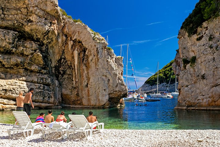 Excursion en hors-bord vers la Grotte Bleue et les îles Pakleni depuis Hvar, Croatie, photo 8 | wizardtrip