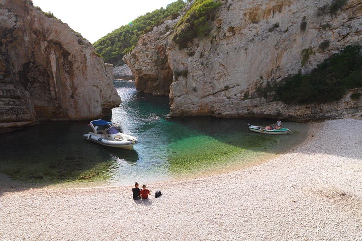 Excursion en hors-bord vers la Grotte Bleue et les îles Pakleni depuis Hvar, Croatie, photo 9 | wizardtrip
