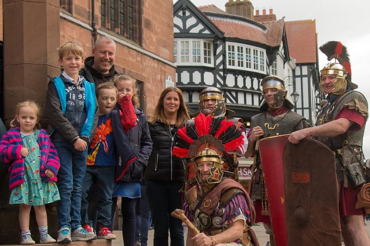 Geführte Wanderung durch das römische Chester mit einem kostümierten römischen Soldaten, die historische Stätten und Artefakte hervorhebt, Foto 6 | wizardtrip