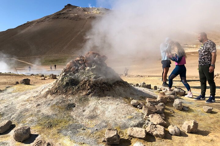 アークレイリ発のガイド付きツアーで、アイスランドのドラマチックな火山景観、滝、地熱地帯を巡りましょう、写真9 | wizardtrip