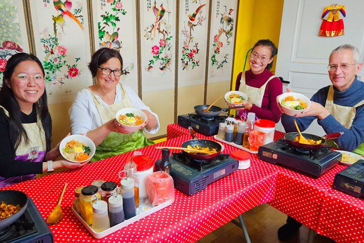 Korean cooking class and market tour in a local Seoul home, featuring traditional dishes and fresh ingredients, photo 6 | wizardtrip