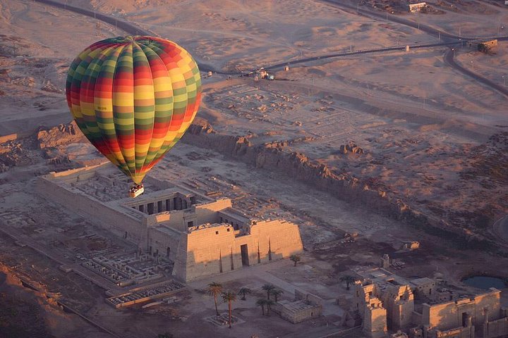 ルクソールの日の出、古代エジプトの寺院と記念碑の上空を飛ぶ熱気球、写真6 | wizardtrip