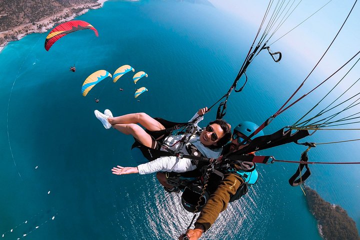 Voo duplo de parapente sobre a deslumbrante lagoa azul de Ölüdeniz, na Turquia, foto 6 | wizardtrip