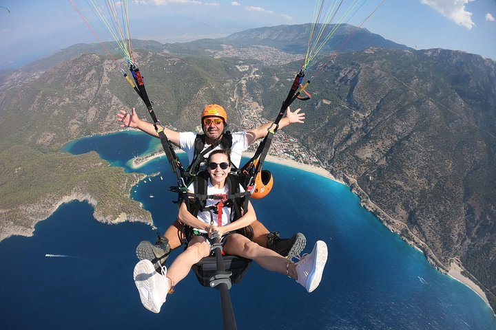 Voo duplo de parapente sobre a deslumbrante lagoa azul de Ölüdeniz, na Turquia, foto 10 | wizardtrip