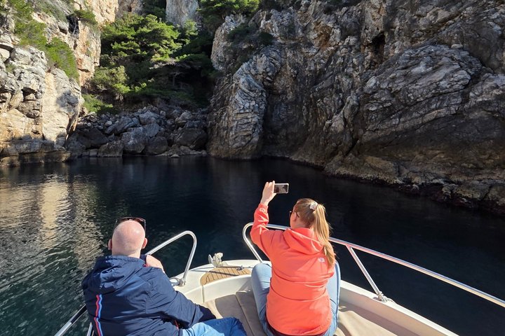 Speedbåttur som utforsker sjøgrotter og den Blå grotte nær Dubrovnik, Kroatia, foto 15 | wizardtrip