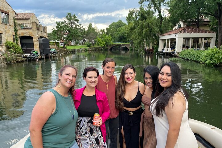 Scenic 1-hour sunset boat cruise on Lake Austin, passing landmarks like Mount Bonnell and Pennybacker Bridge, photo 7 | wizardtrip