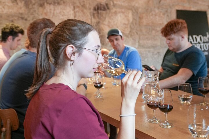 Portwein-Verkostungstour in Porto, Portugal, mit Kellereien und Weingläsern, Foto 7 | wizardtrip