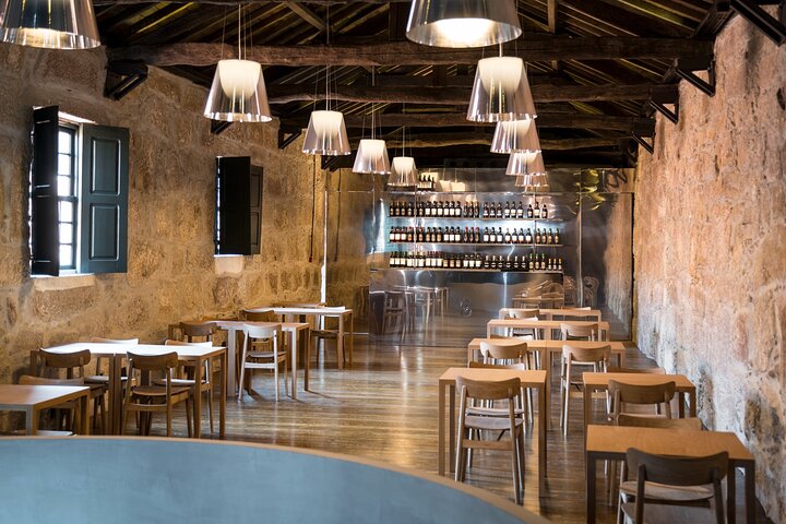 Portwein-Verkostungstour in Porto, Portugal, mit Kellereien und Weingläsern, Foto 10 | wizardtrip