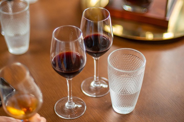 Portwein-Verkostungstour in Porto, Portugal, mit Kellereien und Weingläsern, Foto 14 | wizardtrip