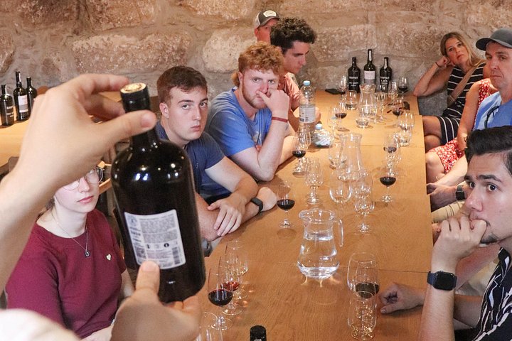 Portwein-Verkostungstour in Porto, Portugal, mit Kellereien und Weingläsern, Foto 18 | wizardtrip