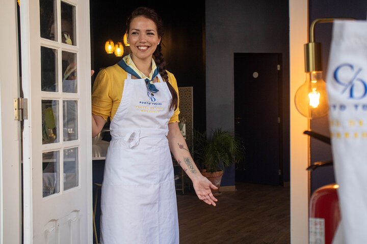 Atelier pratique de fabrication de Pastéis de Nata dans une cuisine de Porto, avec vin local et pâtisseries, photo 8 | wizardtrip