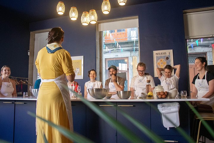 Atelier pratique de fabrication de Pastéis de Nata dans une cuisine de Porto, avec vin local et pâtisseries, photo 9 | wizardtrip