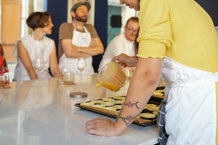 Atelier pratique de fabrication de Pastéis de Nata dans une cuisine de Porto, avec vin local et pâtisseries, photo 17 | wizardtrip