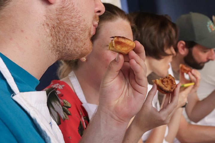 Atelier pratique de fabrication de Pastéis de Nata dans une cuisine de Porto, avec vin local et pâtisseries, photo 18 | wizardtrip