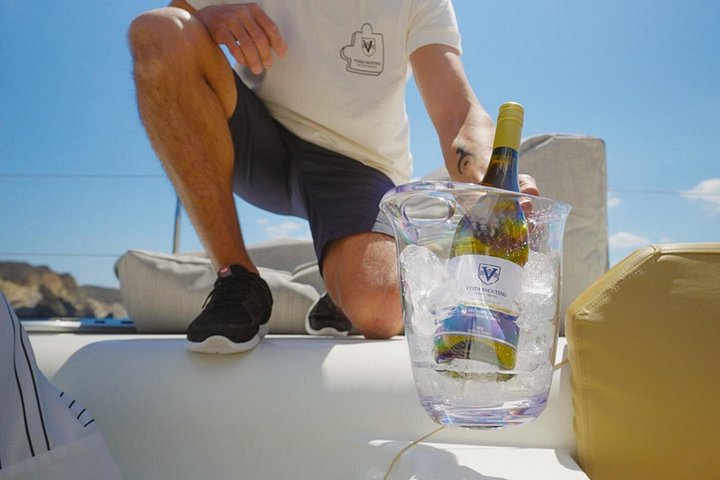 Croisière de luxe en catamaran à Santorin, exploration des plages, sources chaudes et dégustation d'un BBQ avec vue sur le coucher du soleil, photo 6 | wizardtrip