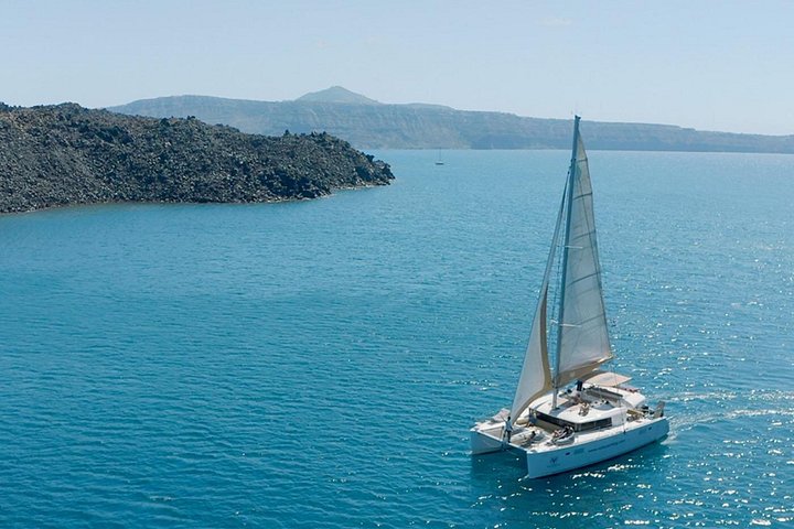 Croisière de luxe en catamaran à Santorin, exploration des plages, sources chaudes et dégustation d'un BBQ avec vue sur le coucher du soleil, photo 8 | wizardtrip
