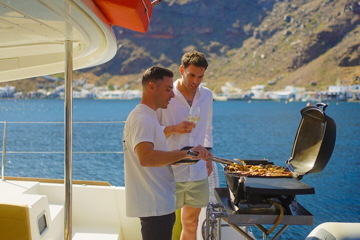 Croisière de luxe en catamaran à Santorin, exploration des plages, sources chaudes et dégustation d'un BBQ avec vue sur le coucher du soleil, photo 9 | wizardtrip