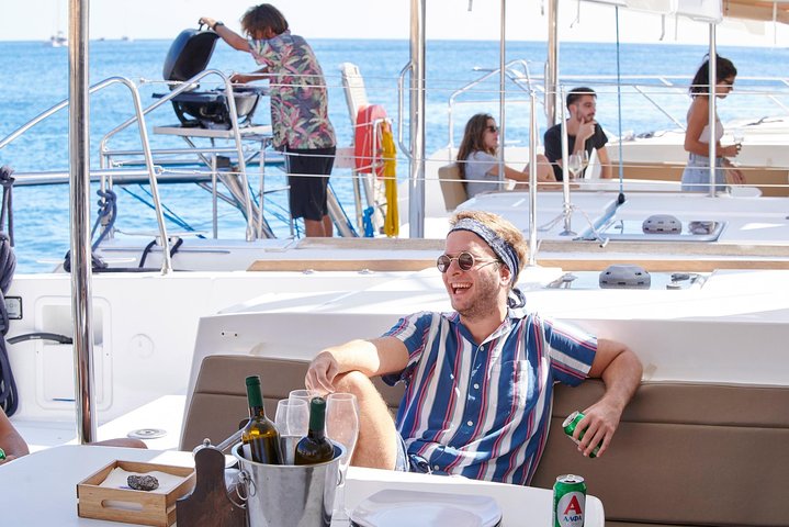 Croisière de luxe en catamaran à Santorin, exploration des plages, sources chaudes et dégustation d'un BBQ avec vue sur le coucher du soleil, photo 10 | wizardtrip