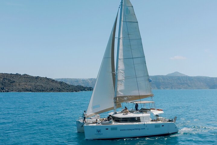 Croisière de luxe en catamaran à Santorin, exploration des plages, sources chaudes et dégustation d'un BBQ avec vue sur le coucher du soleil, photo 11 | wizardtrip