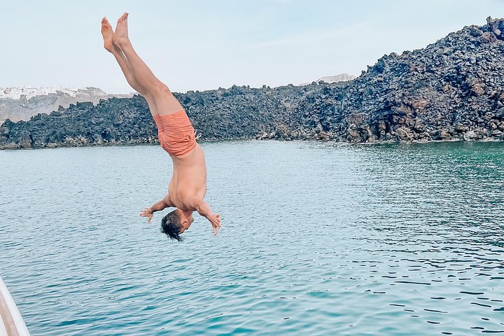 Croisière de luxe en catamaran à Santorin, exploration des plages, sources chaudes et dégustation d'un BBQ avec vue sur le coucher du soleil, photo 12 | wizardtrip