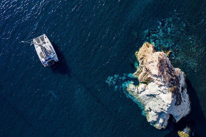 Croisière de luxe en catamaran à Santorin, exploration des plages, sources chaudes et dégustation d'un BBQ avec vue sur le coucher du soleil, photo 13 | wizardtrip