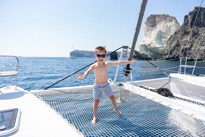 Croisière de luxe en catamaran à Santorin, exploration des plages, sources chaudes et dégustation d'un BBQ avec vue sur le coucher du soleil, photo 14 | wizardtrip